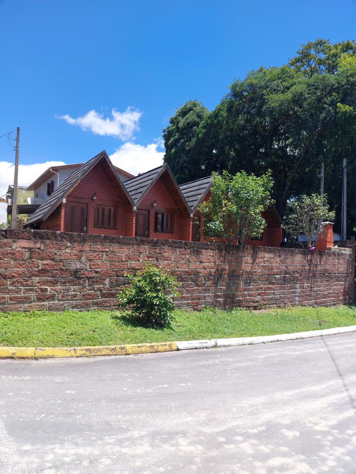 Pequena Pousada Pernottare Estacionamento Frente E Lado Publico Privado Gramado Exterior photo
