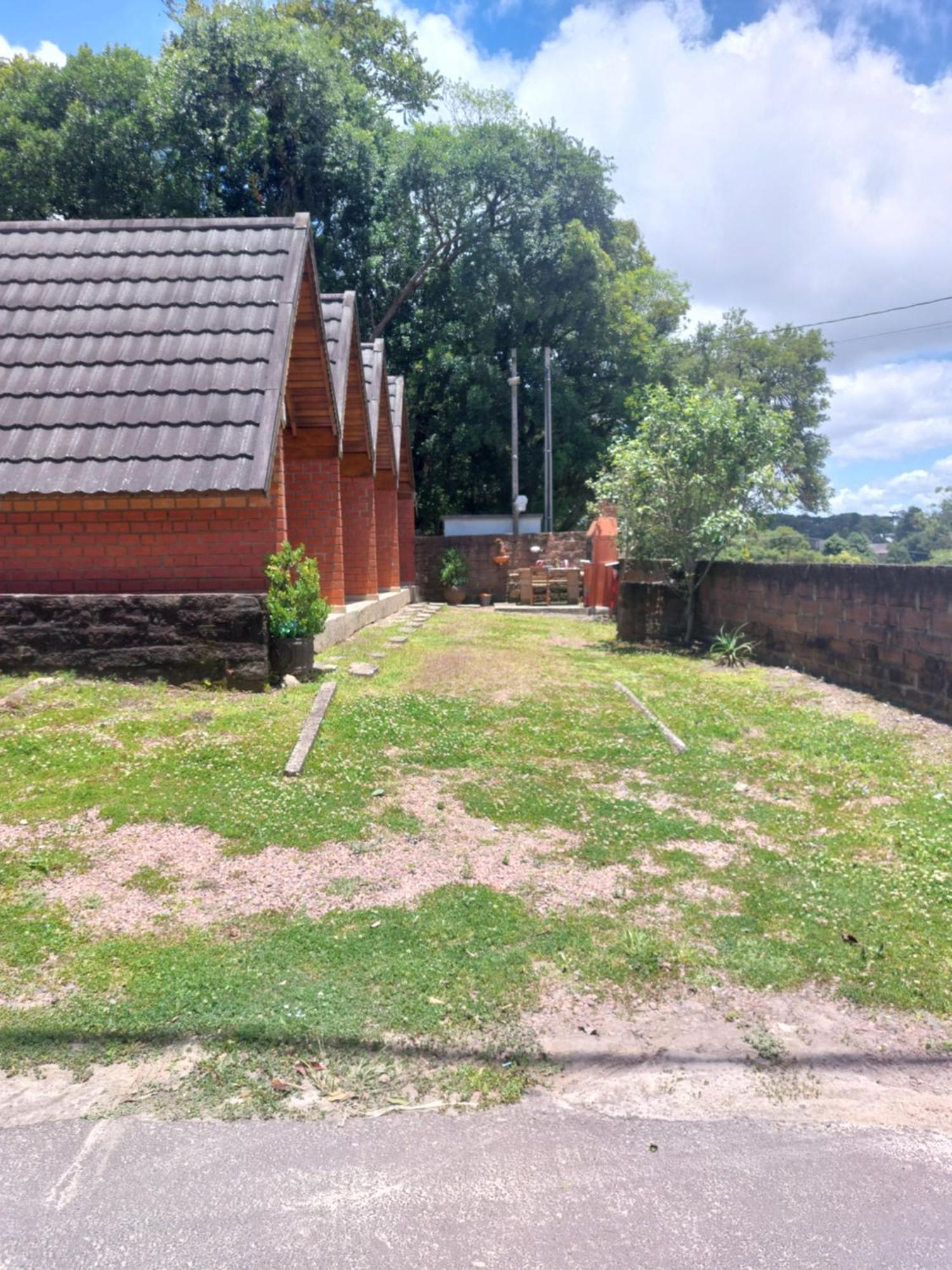 Pequena Pousada Pernottare Estacionamento Frente E Lado Publico Privado Gramado Exterior photo